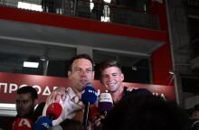 Ο Στέφανος Κασσελάκης με τον σύντροφό του Τάιλερ Μακμπέθ © ΤΑΤΙΑΝΑ ΜΠΟΛΑΡΗ/EUROKINISSI