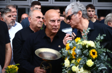 Ο Νίκος Γκάλης στο λαϊκό προσκύνημα για τον Γιάννη Ιωαννίδη