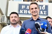 Στο εκλογικό κέντρο του νικητή των εκλογών στην Περιφέρεια Αττικής Νίκου Χαρδαλιά ο Κυριάκος Μητσοτάκης ©ΜΙΧΑΛΗΣ ΚΑΡΑΓΙΑΝΝΗΣ/EUROKINISSI