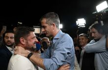 Πανηγυρισμοί για τη νίκη μεταξύ Νίκου Χαρδαλιά και Κώστα Μπακογιάννη ©ΤΑΤΙΑΝΑ ΜΠΟΛΑΡΗ/EUROKINISSI