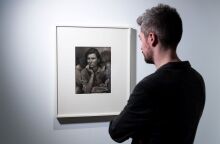 H εμβληματική λήψη της «Μετανάστριας Μητέρας» της Ντοροθέα Λανγκ ©Ian Gavan/Getty Images for Barbican Art Gallery