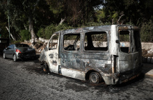 Καμένο όχημα μετά τα επεισόδια στου Ζωγράφου