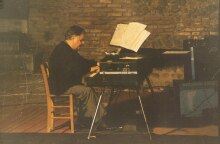 Ο Μάνος Χατζηδάκις στο πιάνο στη διάρκεια μουσικής εκδήλωσης στο Ωδείο της αρχαίας Νικόπολης (1987)