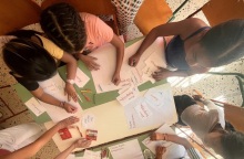 Μαθήτριες Ρομά και μη στο 3ο Δημοτικό σχολείο Γαστούνης γράφουν τα όνειρά τους σε χαρτιά