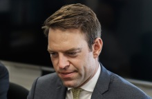 «Να σου κάνω μια ερώτηση, μη με παρεξηγήσεις, είσαι Αριστερός»; ρώτησε μια κυρία τον Στέφανο Κασσελάκη 