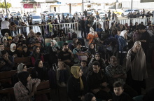 Άνθρωποι περιμένουν στο συνοριακό πέρασμα της Ράφα