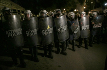 Δυνάμεις των ΜΑΤ στην αντιφασιστική συγκέντρωση στο Νέο Ηράκλειο