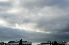 Με νεφώσεις και σποραδικές βροχές θα κλείσει η εβδομάδα - Που αναμένονται ήπιες καταιγίδες και χιονοπτώσεις