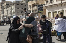 Παλαιστίνιοι αγκαλιάζονται, ενώ απομακρύνονται από τη βόρεια Γάζα