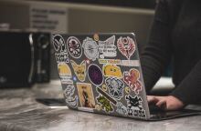Laptop με stickers