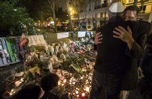 Δύο άνδρες αγκαλιάζονται έξω από το Μπατακλάν