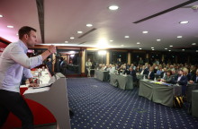 Γεμάτη εντάσεις η ομιλία Κασσελάκη