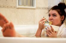 Συναισθηματική πείνα: τι είναι, πως την ξεχωρίζεις, πώς να αντισταθείς 