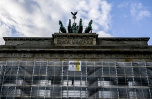 Γερμανία: Ακτιβιστές για το κλίμα έβαψαν για δεύτερη φορά την Πύλη του Βρανδεμβούργου	