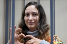 Ρωσία:  Δικαστήριο καταδίκασε σε 7 χρόνια φυλακή 33χρονη καλλιτέχνιδα για διαμαρτυρία κατά του πολέμου στην Ουκρανία	