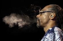 O Snoop Dogg καπνίζει σε παλαιότερη συναυλία