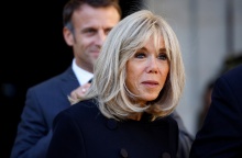 Η Μπριζίτ Μακρόν και πίσω της ο Εμανουέλ Μακρόν