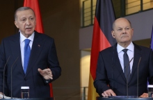 Ο Τούρκος Πρόεδρος Ρετζέπ Ταγίπ Ερντογάν κατά τη διάρκεια συνέντευξης Τύπου με τον Γερμανό Καγκελάριο Όλαφ Σολτς στην Καγκελαρία του Βερολίνου 