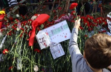 Παιδάκι αφήνει λουλούδια στο Πολυτεχνείο