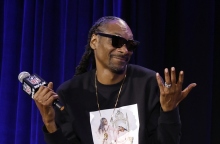 Snoop Dogg: Ψέματα ότι κόβει το τσιγάρο - Ήταν όλα μια διαφημιστική καμπάνια ... για ένα τζάκι