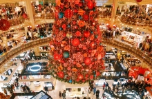 Εορταστική ωράριο 2023: Ποιες Κυριακές θα παραμείνουν ανοιχτά τα καταστήματα - Πότε θα ξεκινήσουν οι εκπτώσεις