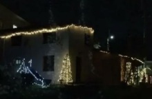 Το στολισμένο σπίτι στο Αλιβέρι με τα 6.000 λαμπάκια 