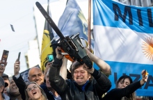 Javier Milei: Ο νέος αναρχοκαπιταλιστής πρόεδρός της Αργεντινή με το αλυσοπρίονο είναι εδώ 