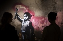 Banksy: Είχε αποκαλύψει το πραγματικό όνομά του σε συνέντευξη στο BBC το 2003 - Πλήθος εικασιών στο πέρασμα του χρόνου για την ταυτότητα του street artist.