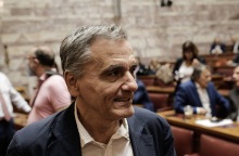 Τσακαλώτος προς Κασσελάκη: «Θέλει το "εμπρός πίσω" όπως έλεγε ο Περίανδρος Πώποτας»