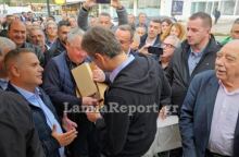 Έδωσαν δώρο κασελάκι στον Κυριάκο Μητσοτάκη στα Καμένα Βούρλα
