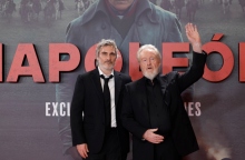 Η ερμηνεία του Joaquin Phoenix περιγράφτηκε ως «σκονισμένο κέρινο ομοίωμα»