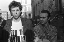 Ο Bob Geldof και o Midge Ure έξω από τα SARM Studios στο Notting Hill του Λονδίνου, κατά τη διάρκεια της ηχογράφησης του single της Band Aid «Do They Know It's Christmas?».