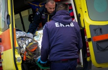 Άτομο μεταφέρεται από το ΕΚΑΒ στο νοσοκομείο της Μυτιλήνης