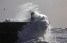 Κριμαία: Τρεις νεκροί από την κακοκαιρία στη Μαύρη Θάλασσα - Σχεδόν 2 εκατ. άνθρωποι χωρίς ηλεκτρισμό