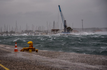 Κύματα στο λιμάνι της Πρέβεζας