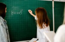 Καθηγήτρια σε αίθουσα