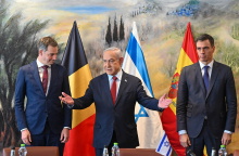 O Mπενιαμίν Νετανιάχου με τον Πέδρο Σάντσεθ και τον Αλεξάντερ ντε Κρο