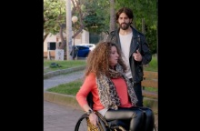 Κατερίνα Βρανά και Διονύσης Ατζαράκης σε ένα χιουμοριστικό βίντεο για την Παγκόσμια Ημέρα Αναπηρίας