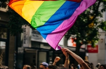 Ρωσία: Η αστυνομία ξεκίνησε επιδρομές σε gay bars μετά την απαγόρευση του  ΛΟΑΤΚΙ+ κινήματος 