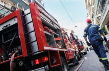 Φωτιά σε εγκαταλελειμμένο σπίτι στο Μεταξουργείο - Χωρίς τις αισθήσεις του ανασύρθηκε άνδρας  Ισχυρές πυροσβεστικές δυνάμεις στο σημείο