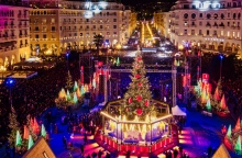 Χριστούγεννα στη Θεσσαλονίκη: Φωταγωγήθηκε έλατο ύψους 17 μέτρων στην Αριστοτέλους Ένα δέντρο από το Παλαιοχώρι Χαλκιδικής στόλισε την πλατεία με τα χιλιάδες φώτα του 