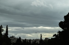 Τοπικές νεφώσεις για σήμερα Τρίτη σε όλη τη χώρα με σποραδικές βροχές και μεμονωμένες καταιγίδες  Η ορατότητα τις πρωινές και βραδινές ώρες θα είναι κατά τόπους περιορισμένη