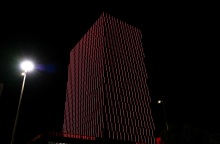 Έλαμψε ο Πύργος του Πειραιά - Φωταγωγήθηκε ενόψει Χριστουγέννων 