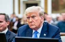 Λευκός Οίκος: Οι δηλώσεις του Τραμπ για τους μετανάστες απηχούν τους φασίστες «Δηλητηριάζουν το αίμα της χώρας μας», είπε ο Ρεπουμπλικάνος πρώην πρόεδρος