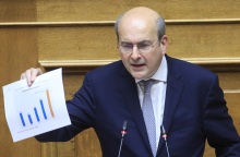 Χατζηδάκης για Economist: Είναι άραγε και αυτός μέρος της διεθνούς συνομωσίας υπέρ της Ελλάδας;