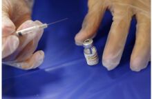 Politico: Βρέθηκαν στα σκουπίδια ανά την ΕΕ εκατομμύρια εμβόλια για τον κορονoϊό αξίας περίπου 4 δισ. ευρώ