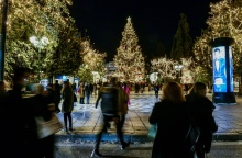 Πολίτες στο Σύνταγμα περπατούν γύρω από το χριστουγεννιάτικο δέντρο