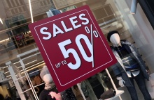 Ταμπέλα για μειωμένες τιμές έως και πάνω από 50% σε βιτρίνα καταστήματος κατά τη διάρκεια των Χειμερινών Εκπτώσεων προηγούμενων ετών