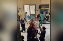 Ερυθρός Σταυρός: ΕΔΕ για το γλέντι που στήθηκε στο νοσοκομείο Δείτε το βίντεο από τους χορούς μπροστά σε φορεία με ασθενείς