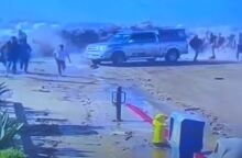 Καλιφόρνια: Η στιγμή που πελώριο κύμα παρασύρει ανθρώπους και αυτοκίνητα - Οχτώ άτομα στο νοσοκομείο